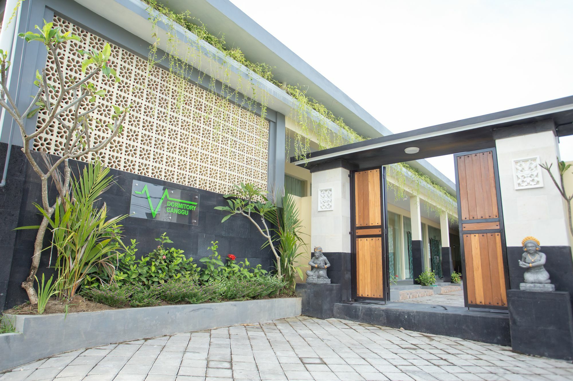 V Canggu Dormitory Exterior photo